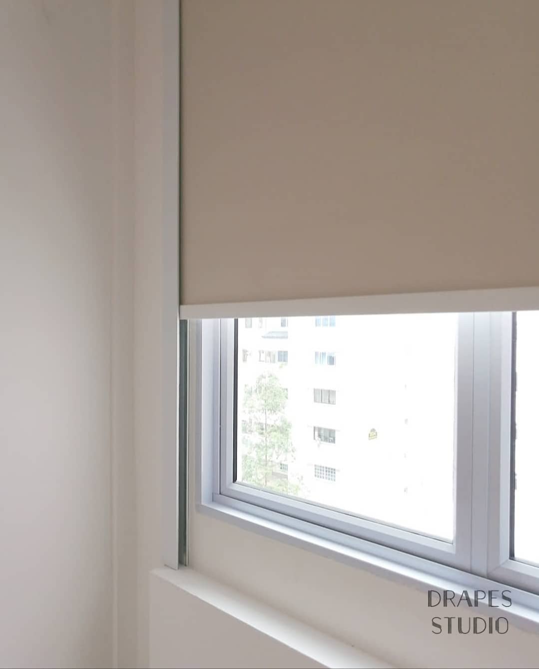 Cómo evitar que entre luz por los costados de las cortinas roller